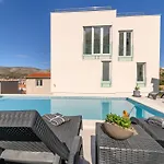 Luxurioese Ferienvilla Mit Privatem Pool By Interhome *