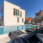 Luxurioese Ferienvilla Mit Privatem Pool By Interhome Trogir